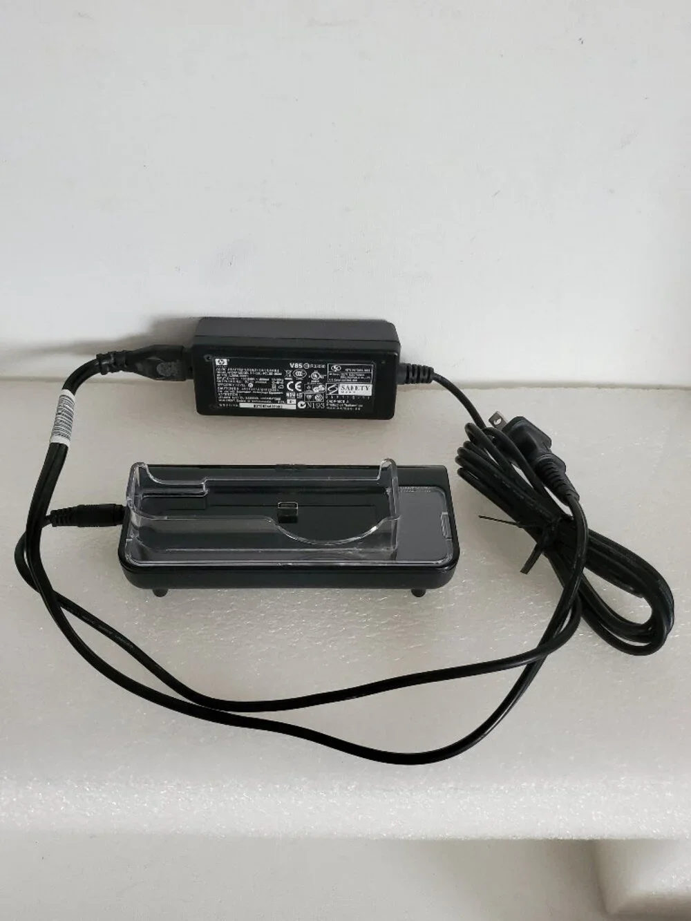 VINTAGE HP PHOTOSMART R927 DIGITAL CAMERA WITH BATTERY CHARGING DOCK WITH CORDS